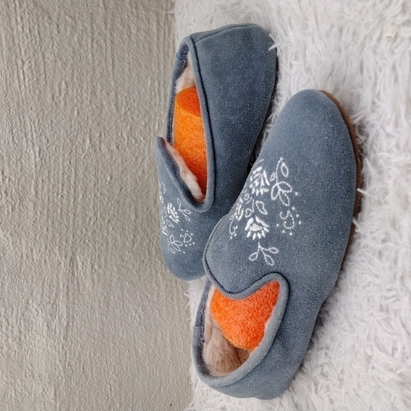 The Vermont Country Store Blue Suede Leather Floral Embroidered Slip On Slipper - Picture 16 of 16